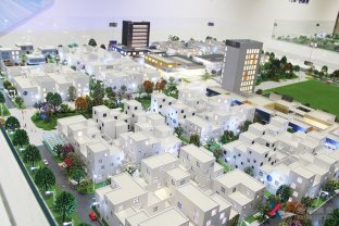 <b>在建筑沙盘模型中，水面如何制作</b>